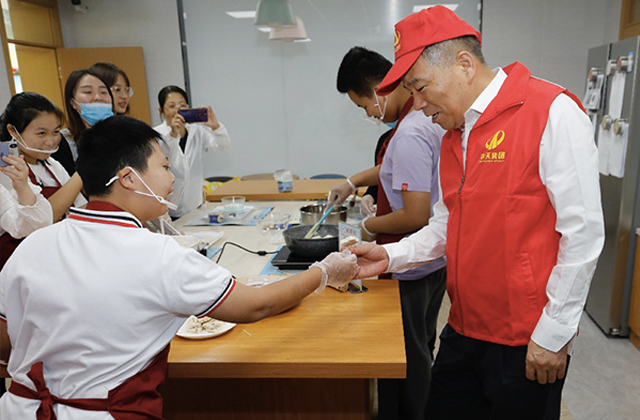 大手牵小手，一起制作雪花酥 ——楼董事长带领公海赌船710志愿者走进杭州市艮山路学校“米其林”厨房